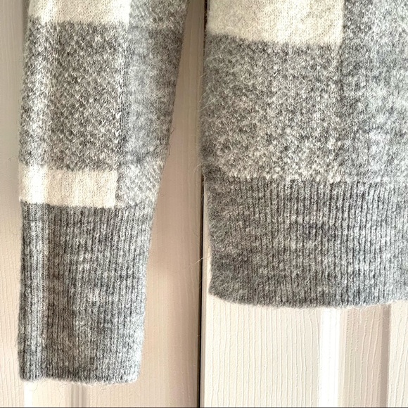 Old Navy Grey and White Buffalo Plaid Soft Cozy Crewneck Sweater Women’s XS - Picture 3 of 7